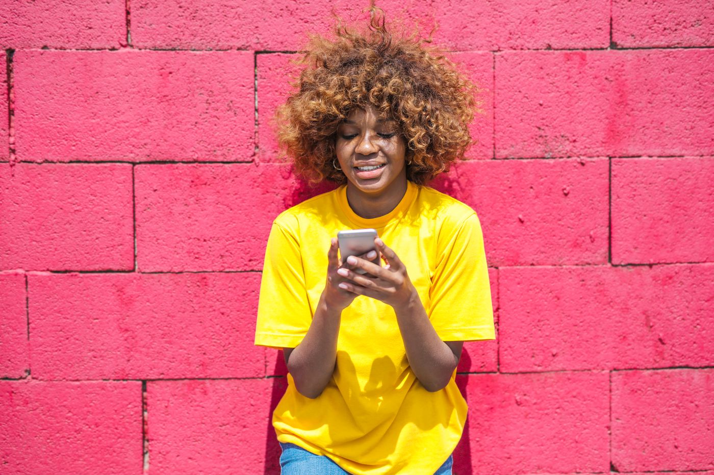 Persona de Villa de Reyes usando su celular para acumular puntos VillaPuntos